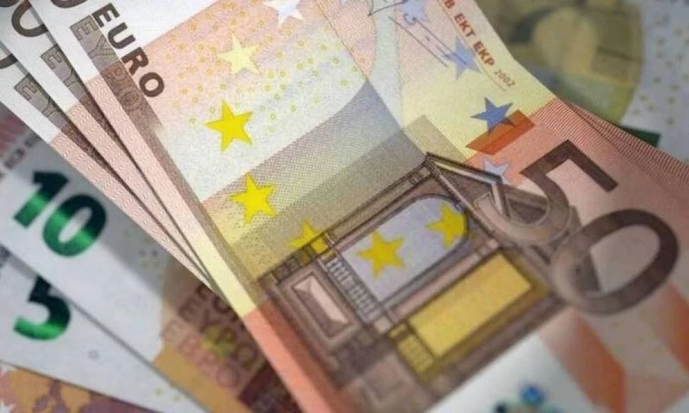 Στα 1,2193 δολάρια υποχώρησε το ευρώ